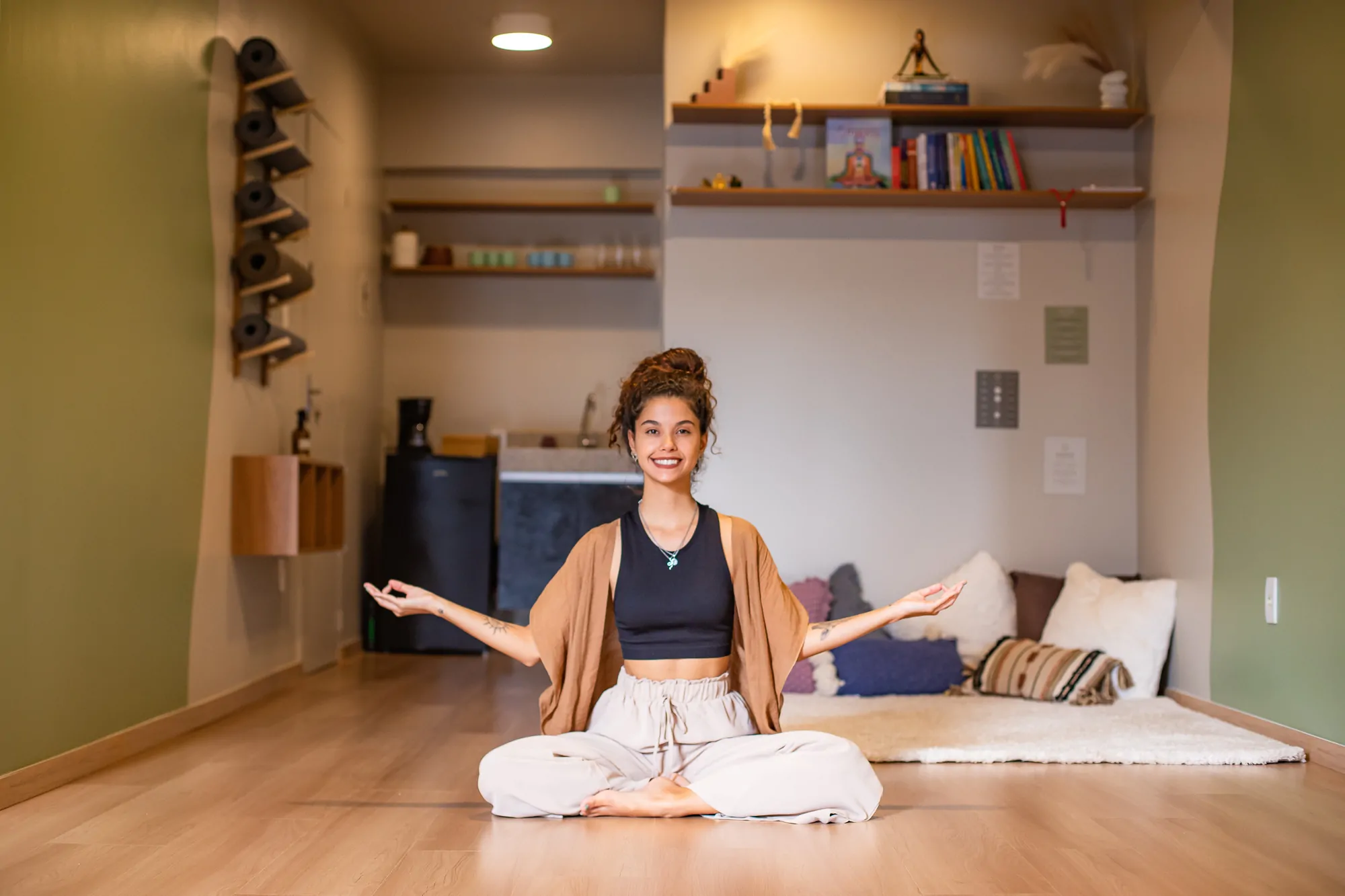 capa - Fusão Yoga Studio - sukasana sorrindo postura de meditação