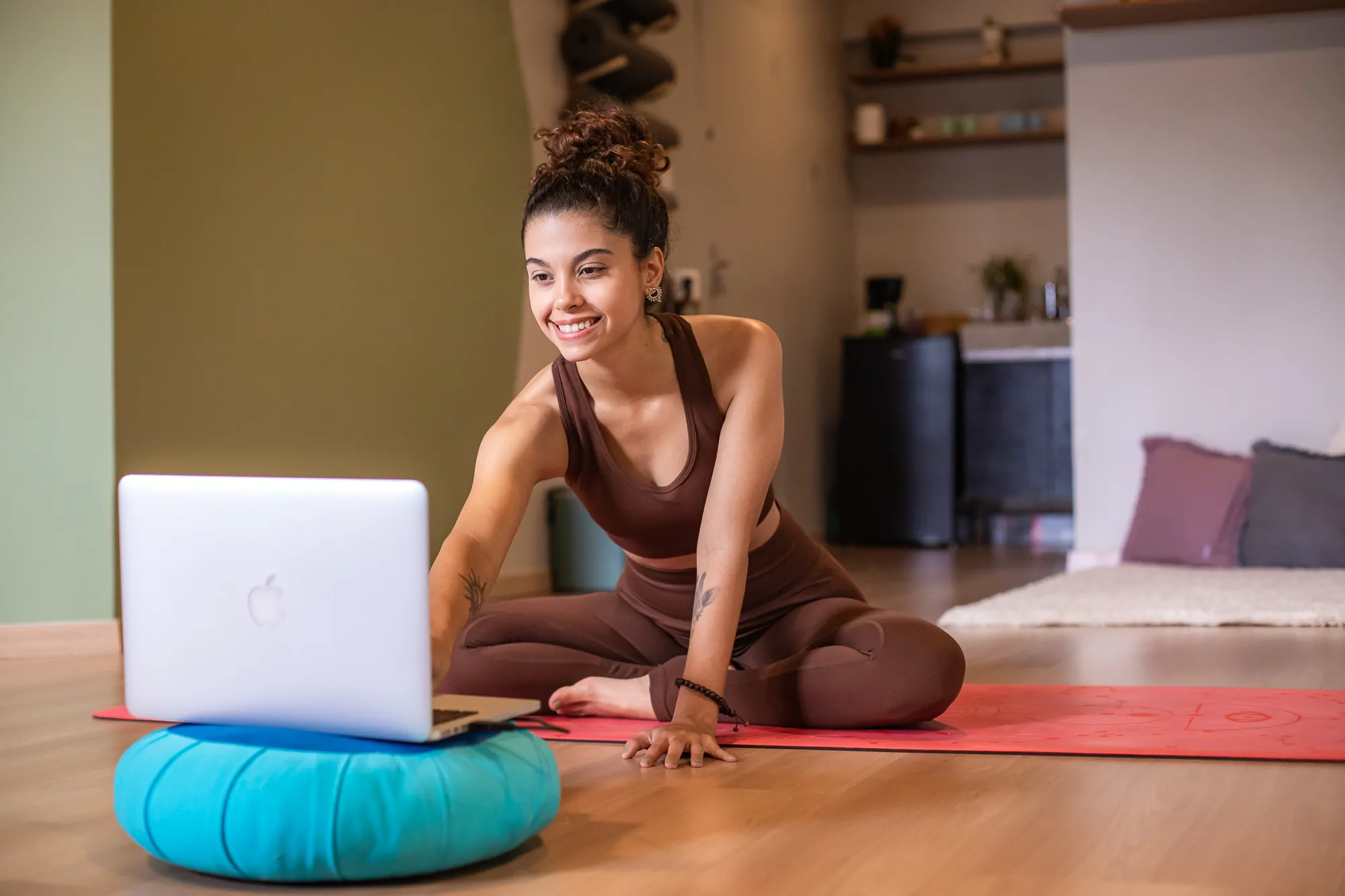 yoga online - Fusão Yoga Studio - aula online professora sorrindo